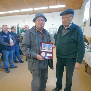 Zfr. Alfred Nicol mit dem Preis vom Oberbürgermeister